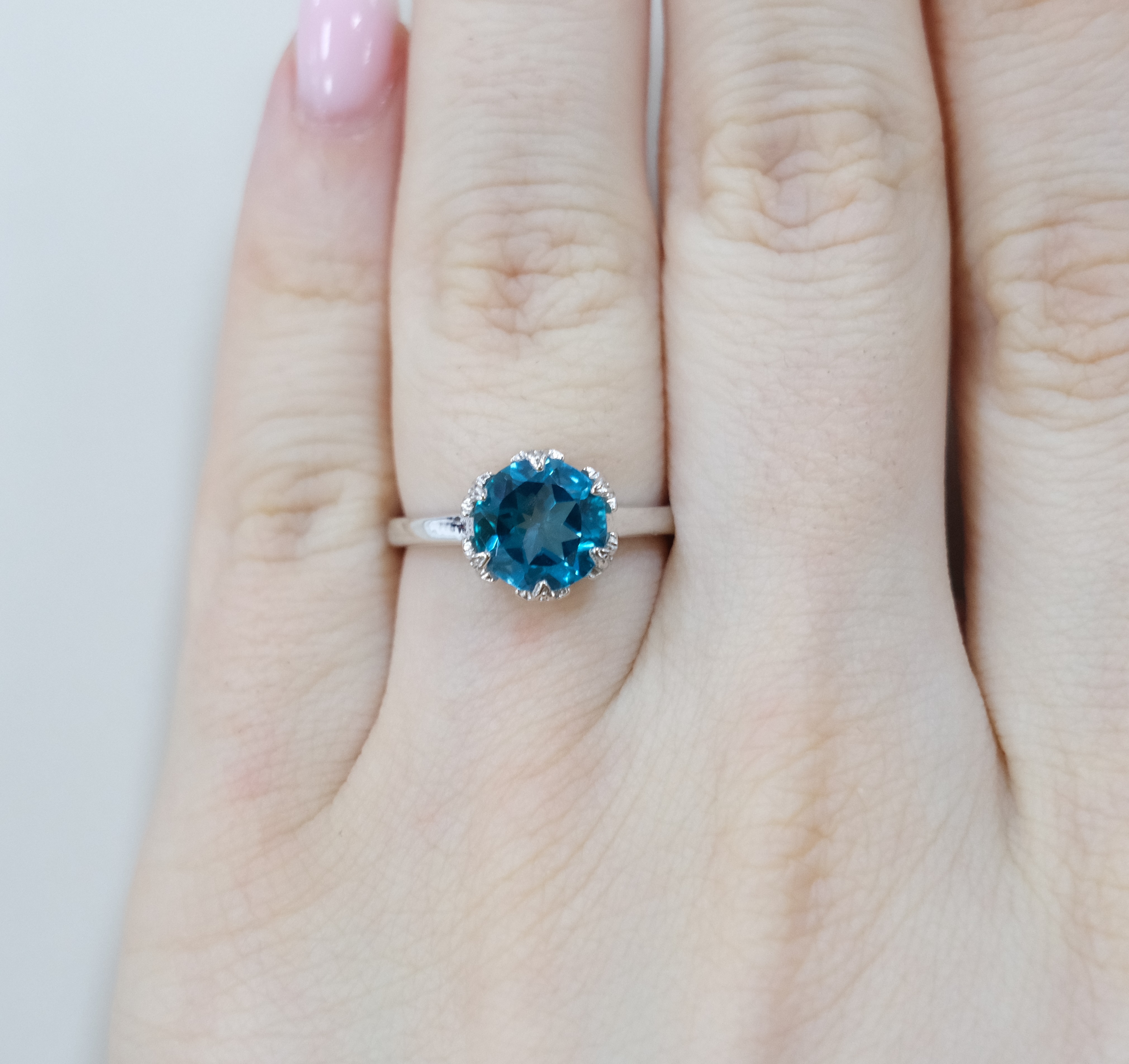 Серебряное кольцо с топазом Параиба